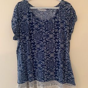 Maurice’s paisley short sleeved tee size 2X blue and white